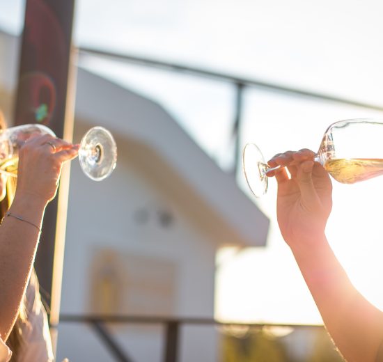 Casal a beber vinho da Adega Cooperativa de Vidigueira, Cuba e Alvito
