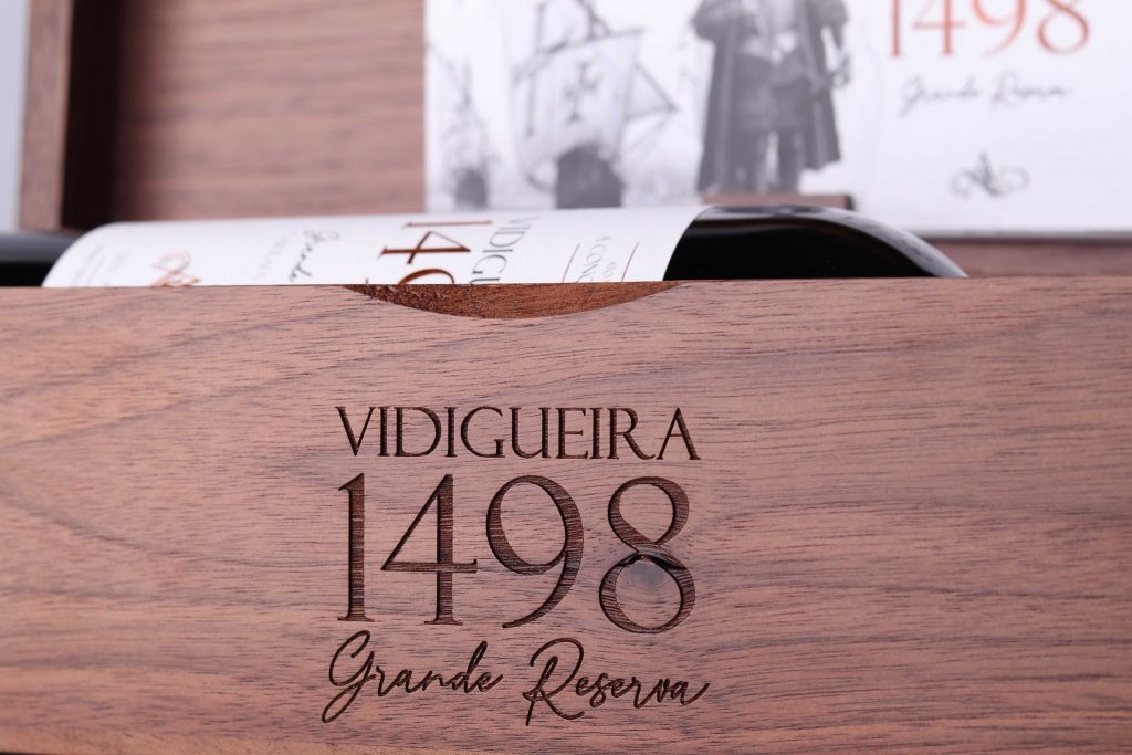 Garrafa de vinho grande reserva de 1498, no aniversário da chegada de Vasco da Gama à Índia, da Adega Cooperativa de Vidigueira, Cuba e Alvito