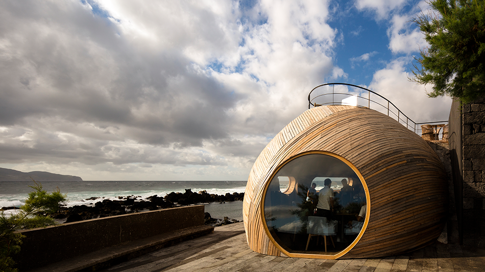 Cella Bar, restaurante bar nos Açores desenhado pela FCC Arquitetura