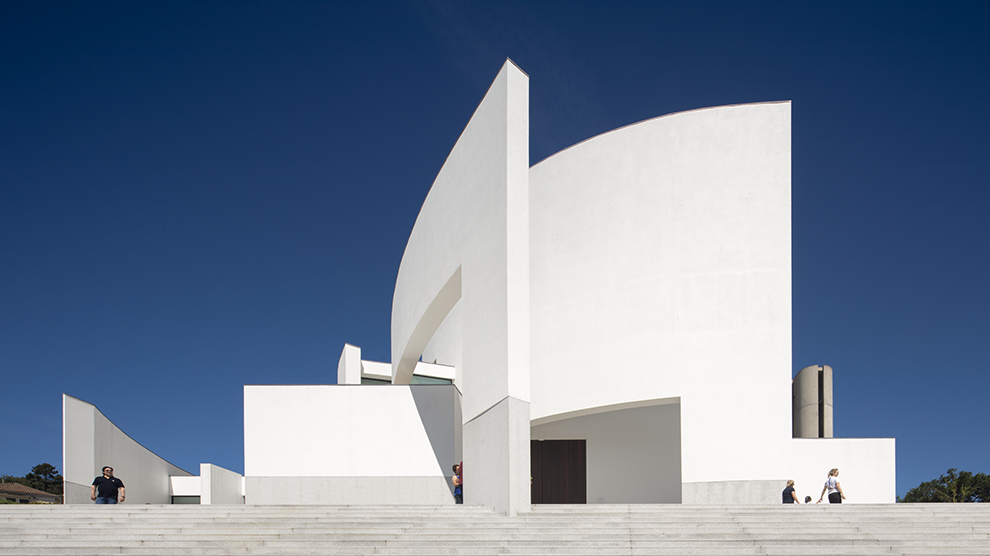 Igreja de Lagares, Felgueiras, desenhada pela FCC Arquitetura