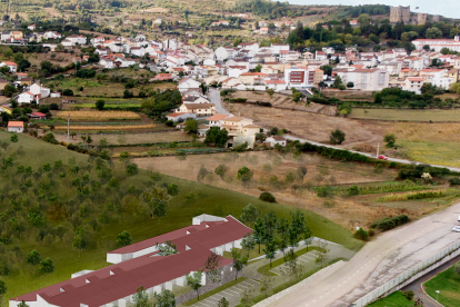 Vista aérea da Obra Social Padre Miguel e do Castelo de Bragança