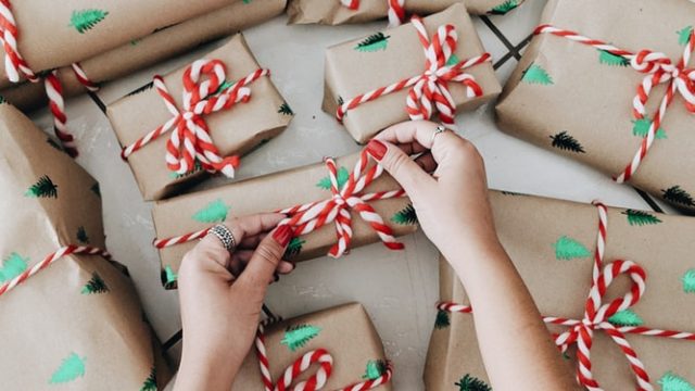 Mulher a embrulhar presentes de Natal