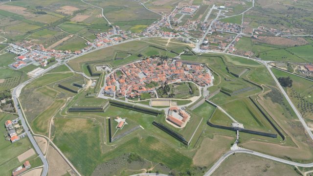 Vista aérea da vila abaluartada de Almeida, conhecida hoje como Estrela do Interior, ponto de paragem do Caminho de Santiago