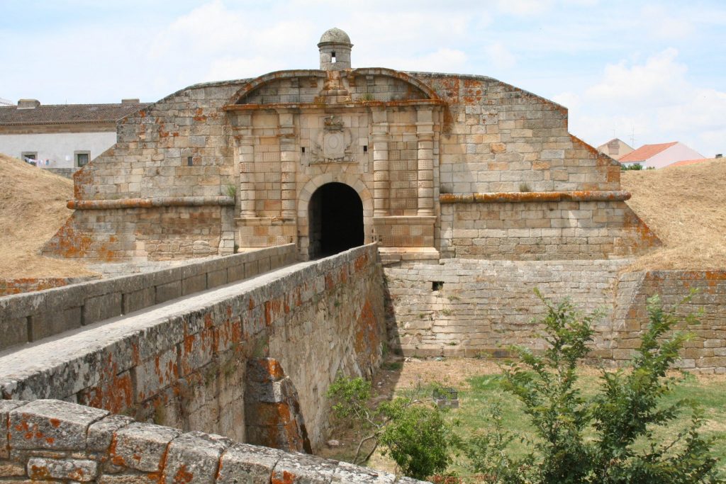 Fortaleza de Almeida, com planta em forma de hexágono, é ponto de passagem do Caminho de Santiago