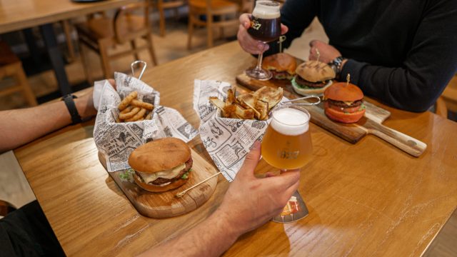 Ainda a dar os primeiros passos, a Tasca Ramo Grande, nas Lajes, é um conceito inovador. Além de apostar no setor cervejeiro, ao estilo de um ‘pub’, tem carne maturada e peixe fumado, que não é usual ver na restauração dos Açores.