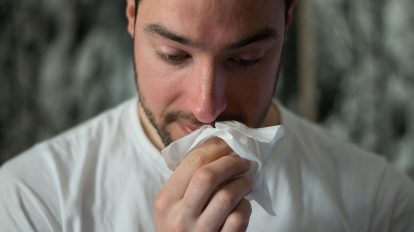 A Organização Mundial da Alergia (OMA) apelou hoje às pessoas que têm alergias ou asma para continuarem a fazer a medicação habitual, desmentindo assim a informação contrária que tem circulado.