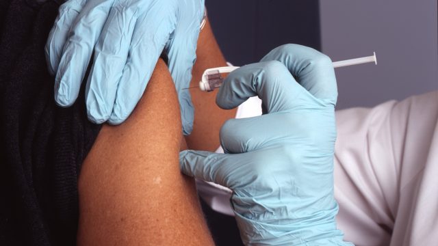 4.000 profissionais de saúde australianos estão envolvidos num ensaio clínico para verificar a capacidade da vacina contra a tuberculose na redução dos sintomas do novo coronavírus.