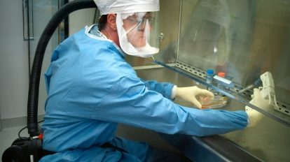 Um grande ensaio clínico acaba de ser lançado para testar quatro tratamentos experimentais contra o novo coronavírus em vários países europeus. A informação é avançada pela agência de notícias francesa AFP (France Presse).