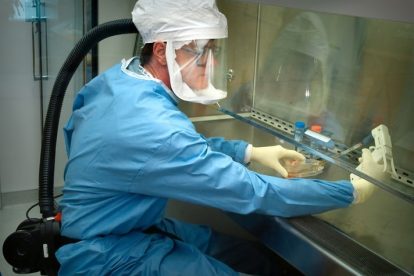 Um grande ensaio clínico acaba de ser lançado para testar quatro tratamentos experimentais contra o novo coronavírus em vários países europeus. A informação é avançada pela agência de notícias francesa AFP (France Presse).