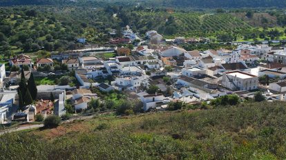 Santa Catarina da Fonte do Bispo situa-se numa zona mista de barrocal e serra no concelho de Tavira, Algarve