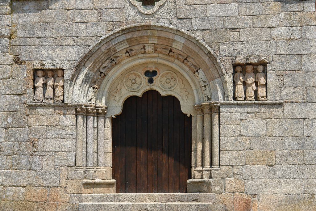 Pormenor da porta da Igreja de São João Baptista, em Sernancelhe, com a representação de Santiago e dos cinco apóstolos. É ponto de paragem do Caminho de Santiago.