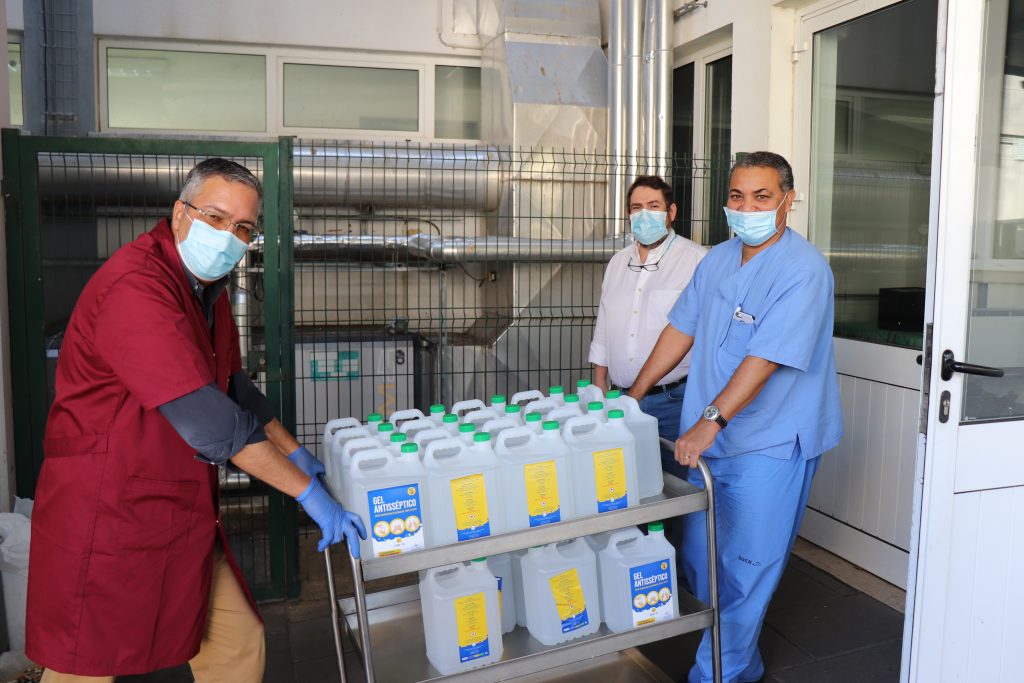 Homens a transportar frascos de gel antisséptico produzido no Alentejo pela Adega Cooperativa de Vidigueira, Cuba e Alvito para COVID-19
