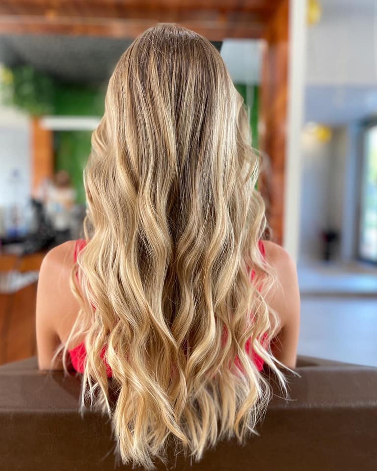 Penteado com beach waves em cabelo loiro do salão de cabeleireiro Hair Mood by Sofia Macedo, em Famalicão