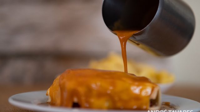 Prato de comida a deitar molho na francesinha com batatas fritas do restaurante O Tosco em Braga. Foto-André Tavares Wedding Photographer