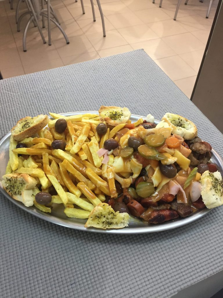 Prato de comida carne pica-pau com batata frita e picles do restaurante O Tosco em Braga
