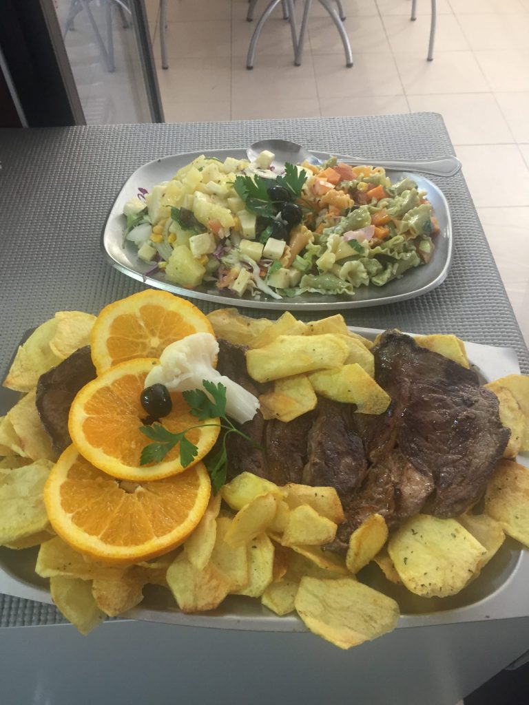 Prato de comida posta de carne com batatas e massa do restaurante O Tosco em Braga