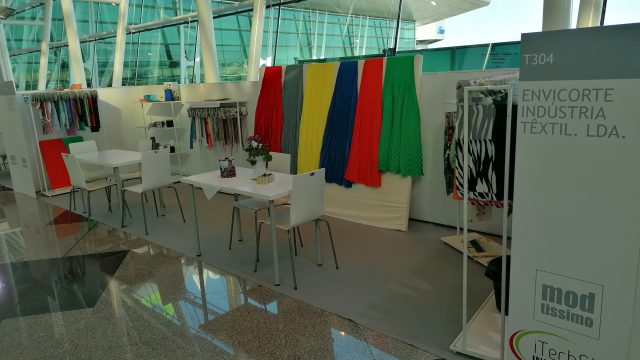 Stand no Modtissimo da empresa Envicorte, que faz acessórios para vestuário e têxtil lar