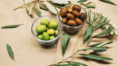 azeitonas e folhas de oliveira
